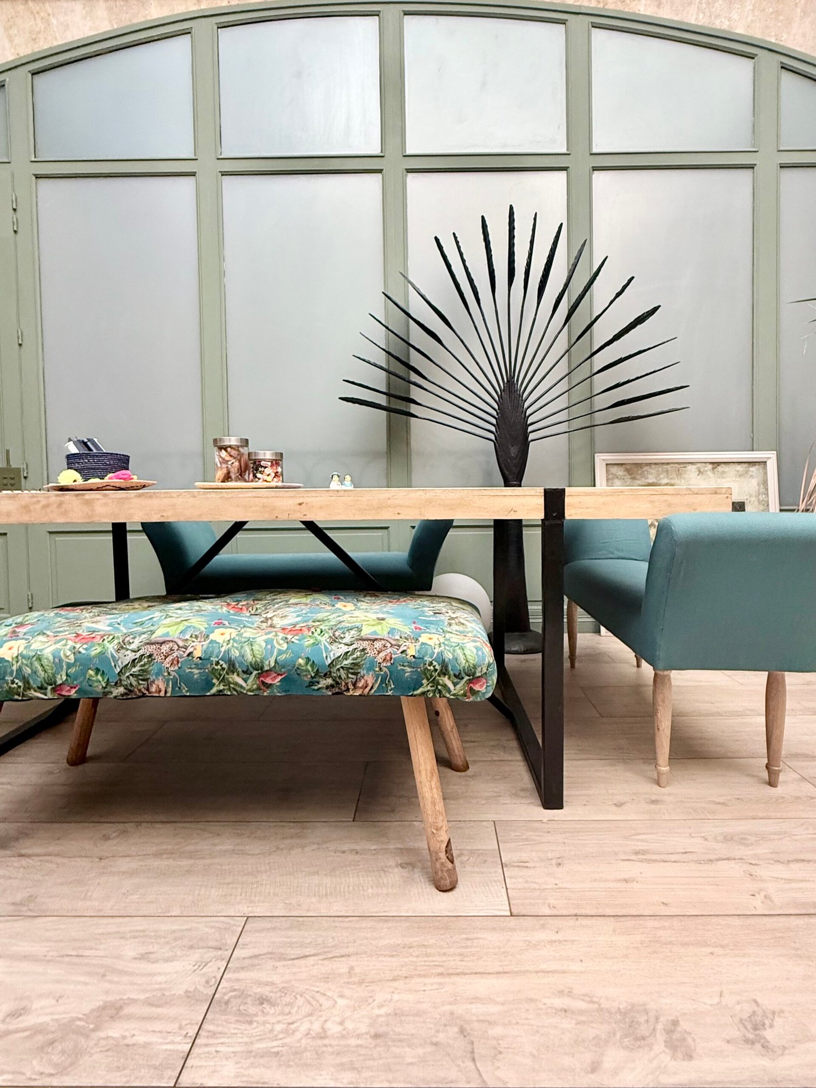 Grande table avec arbre du voyageur dans le patio